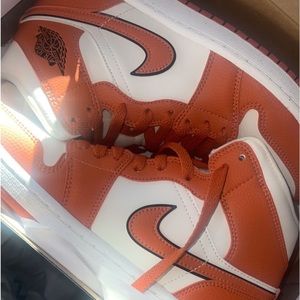 Size 8.5 in women’s, wore only a couple times, in awesome condition